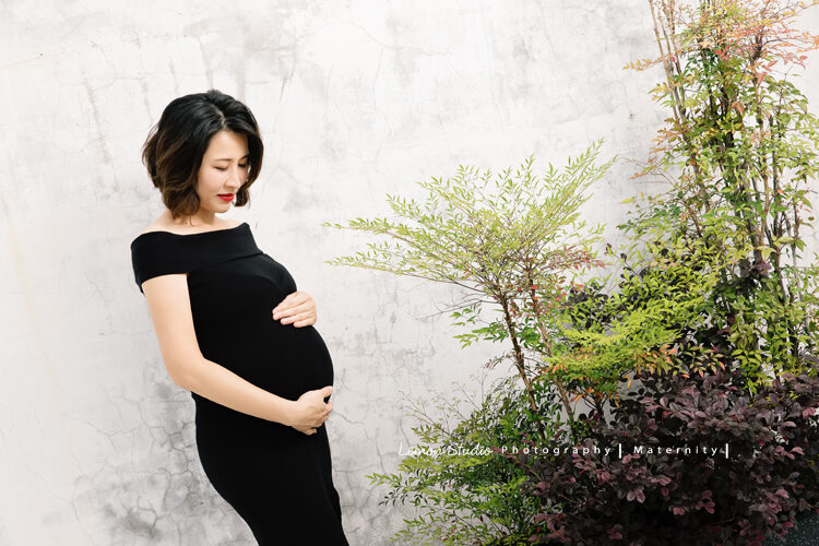 雅慧媽麻懷三寶來拍專業孕媽媽攝影，這張是雅慧媽麻在草叢裡的獨照