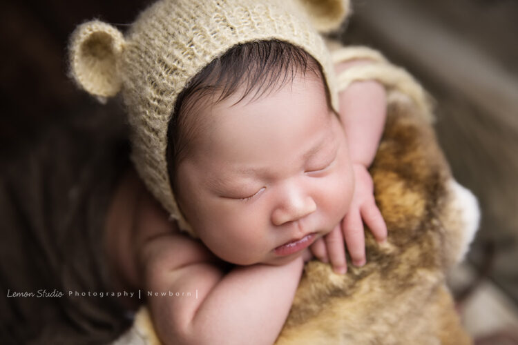 冠伶媽麻一家來拍新生兒寶寶攝影，這張寶寶乖乖睡著！