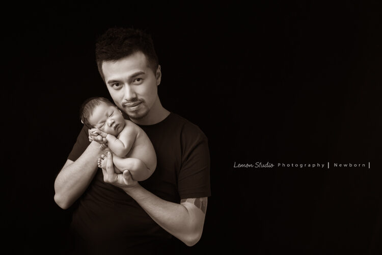 冠伶媽麻一家來拍新生兒寶寶照，這張爸拔抱著寶寶！