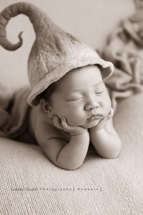 冠伶媽麻一家來拍新生兒寶寶攝影，這張寶寶拖著頭睡！