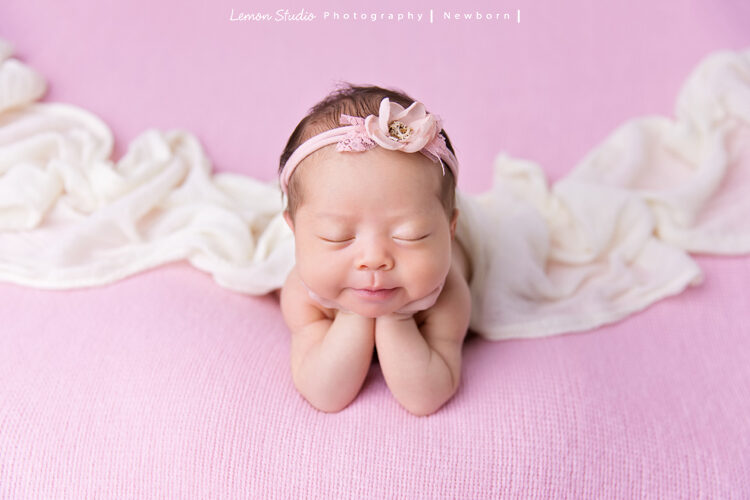 藝庭媽麻的寶寶剛出生來檸檬巷館拍照，這張寶寶拖著頭好可愛！