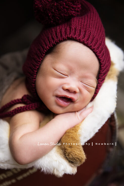 琬珊媽麻的三胞胎來拍新生兒寫真，這張是寶寶的臉部特寫，寶寶在夢裡微笑太可愛了！