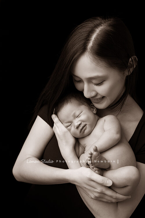冠伶媽麻一家來拍嬰兒寫真，這張媽麻抱著熟睡中的寶寶！