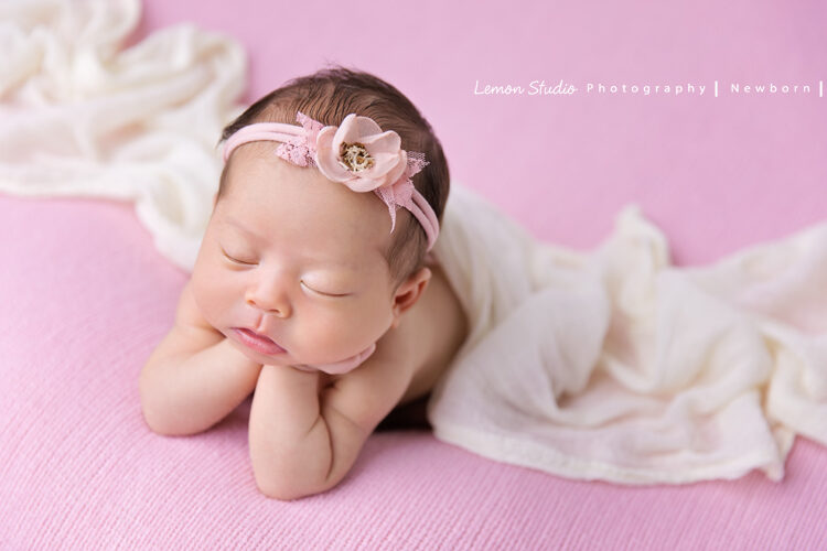 藝庭媽麻的寶寶剛出生來檸檬巷館拍新生兒寫真，這張寶寶拖著頭熟睡！