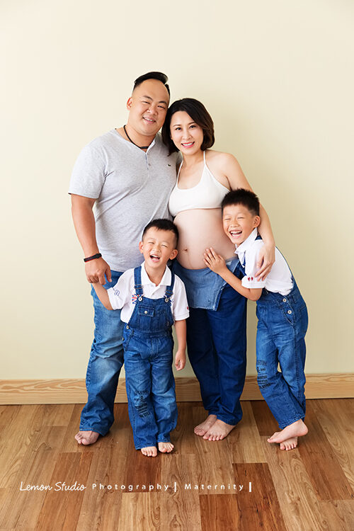 雅慧媽麻懷三寶來拍孕媽媽攝影及家庭寫真，這張是一家人跟肚子裡的三寶一起拍全家福，特別有意義！