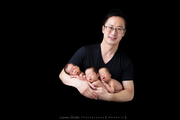 琬珊媽麻的三胞胎來檸檬巷館拍專業新生兒寶寶照，這張爸拔一人抱著三胞胎！