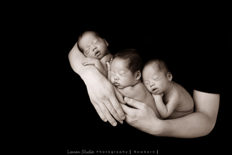 琬珊媽麻的三胞胎來拍專業新生兒寶寶照，這張是三胞胎在爸拔的手臂上的特寫！