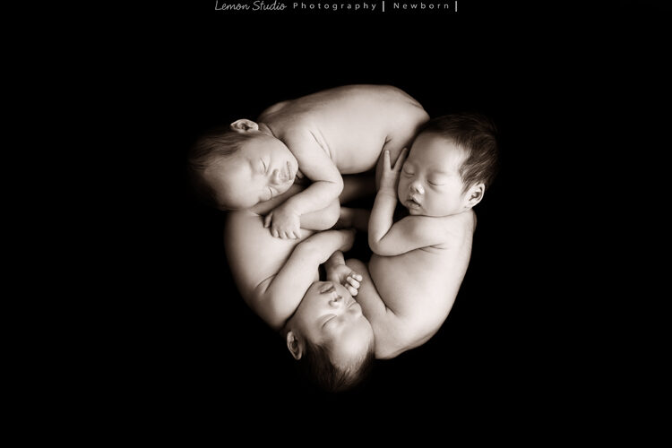 琬珊媽麻的三胞胎來檸檬巷館拍專業新生兒寫真，這張是熟睡中的三胞胎圍成一圈，是最經典的三胞胎新生兒寶寶黑白照！