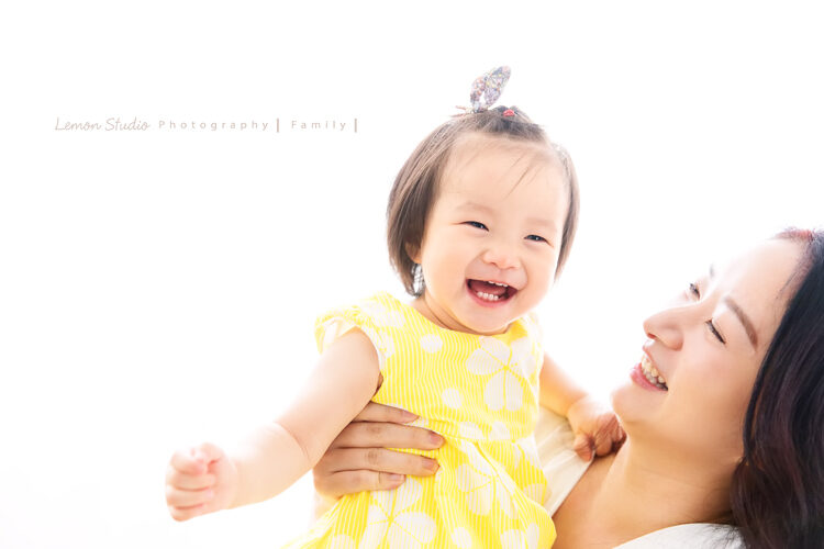 愉芳媽麻一家回台時來拍家庭寫真，這張媽麻與妹妹的互動好美！