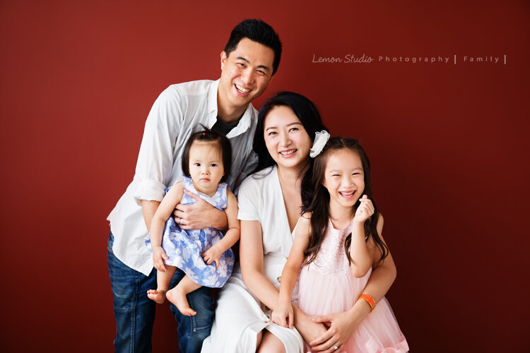愉芳媽麻一家回台時來拍家庭照，這張是檸檬巷館的專業家庭攝影幫愉芳媽麻一家留下美麗優雅又自然的全家福