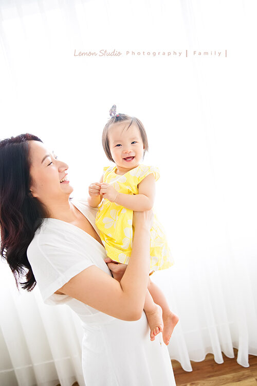 愉芳媽麻一家回台時來拍專業兒童寫真，這張媽麻抱著可愛的妹妹