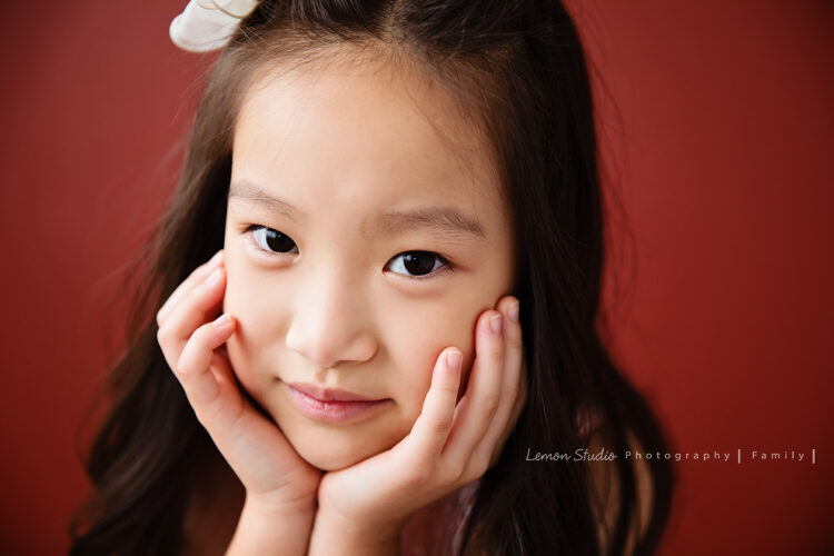 愉芳媽麻一家回台時來拍專業兒童攝影，這張是姊姊的特寫！姊姊越來越漂亮了！