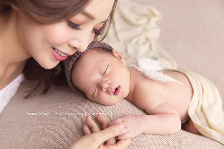 Angel安啾媽麻一家來拍新生兒寶寶全家福，這張漂亮的媽媽牽我的小手手