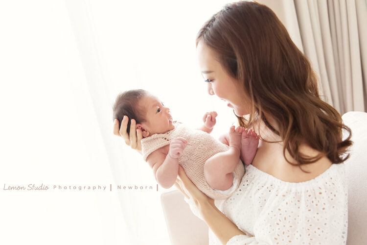 Angel安啾媽麻一家來拍寶寶全家福，這張媽麻跟醒來的寶寶玩！