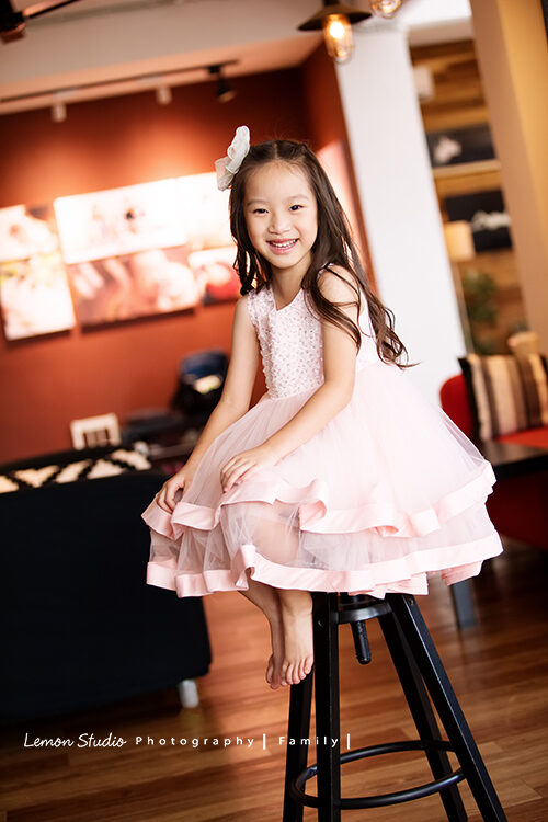 愉芳媽麻一家回台時來拍專業兒童寫真，這張相片紀錄了美麗的姊姊這時的樣子