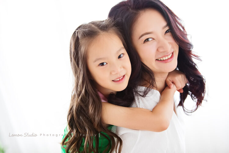 愉芳媽麻一家回台時來拍專業親子寫真，這張是美麗的媽麻與姊姊的合照