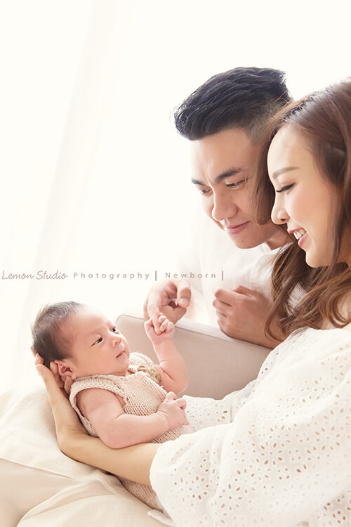 Angel安啾媽麻一家來拍新生兒寶寶攝影，這張爸拔媽媽跟醒來的寶寶玩！