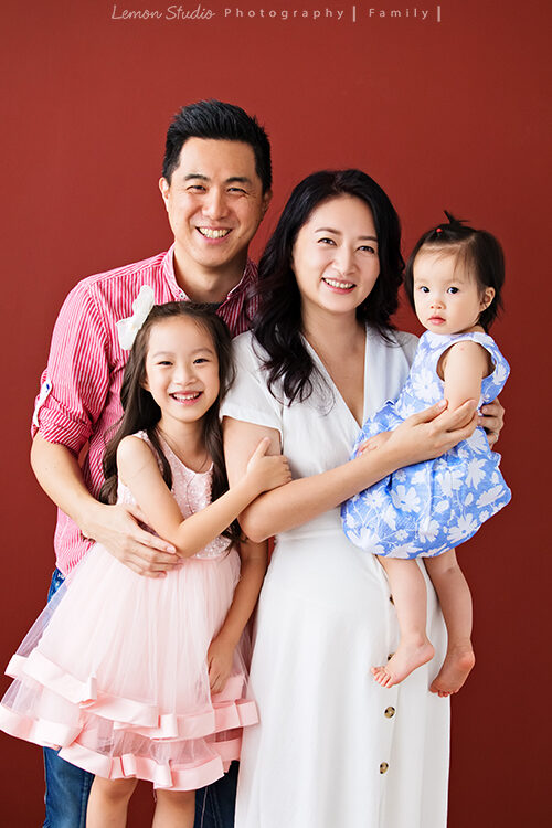 愉芳媽麻一家回台時來拍家庭照，這張是愉芳媽麻一家美麗優雅又自然的全家福！