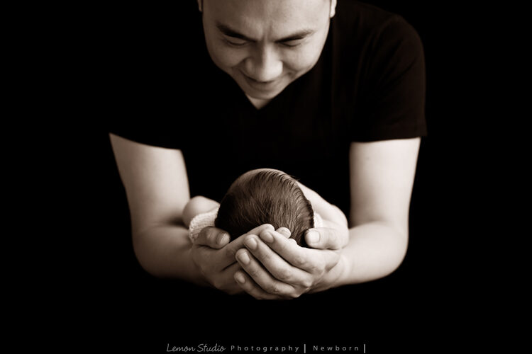 Angel安啾媽麻一家來拍新生兒寶寶寫真，這張爸拔抱著寶寶的黑白照是一張好有藝術氣息的相片