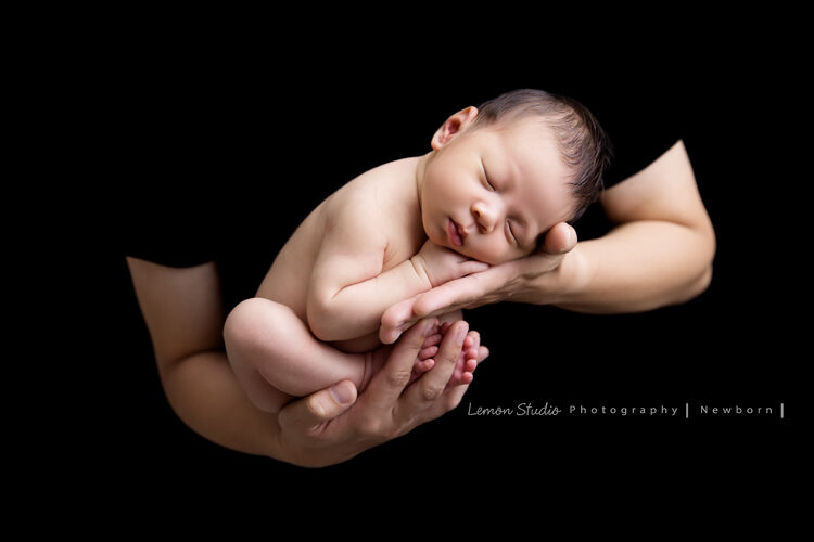 Angel安啾媽麻一家來拍新生兒攝影，這張爸拔抱寶寶