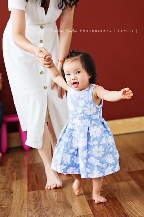 愉芳媽麻一家回台時來拍專業兒童寫真，這張妹妹獨照超可愛