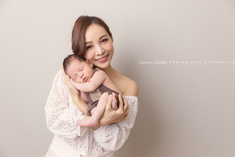 Angel安啾媽麻一家來拍新生兒寫真，這張是漂亮的安啾媽麻抱寶寶