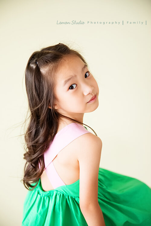 愉芳媽麻一家回台時來拍專業兒童寫真，這張已經是少女的姊姊的獨照！