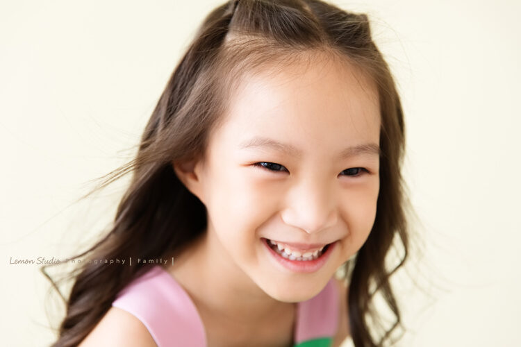 愉芳媽麻一家回台時來拍專業兒童攝影，這張是姊姊的特寫，笑容很燦爛！