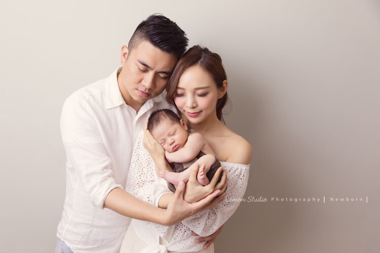 Angel安啾媽麻一家來拍新生兒寫真寶寶的全家福，這張是寶寶和爸爸媽麻的美麗的合照