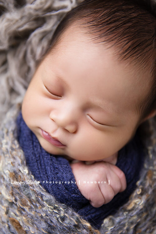 Angel安啾媽麻一家來拍新生兒寫真，這張是好漂亮的寶寶臉部特寫！