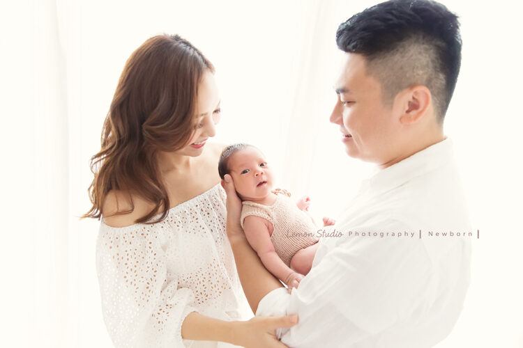 Angel安啾媽麻一家來拍新生兒寶寶寫真的全家福，這張寶寶醒來了一樣很可愛喔！