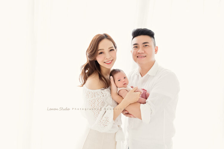 Angel安啾媽麻一家來拍新生兒攝影的全家福，這張寶寶醒來了眼睛很大呢！