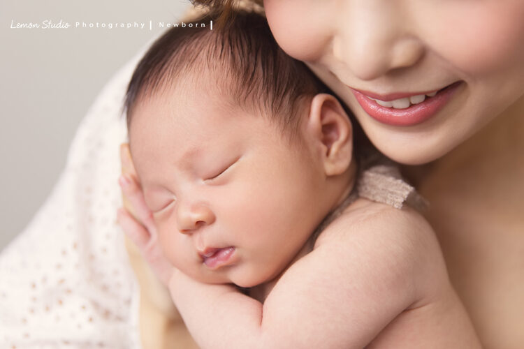Angel安啾媽麻一家來拍寶寶藝術照，這張媽麻抱著睡著的寶寶
