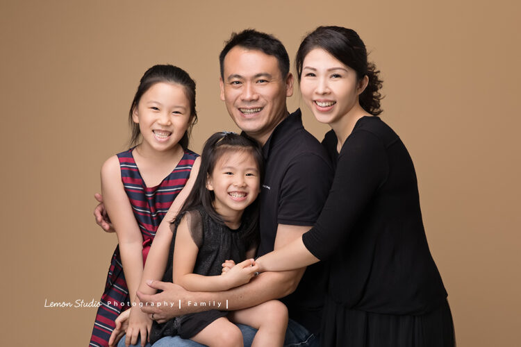 姮瑜＆宥緁一家來拍家庭攝影，這張是很有氣質的全家福合照！