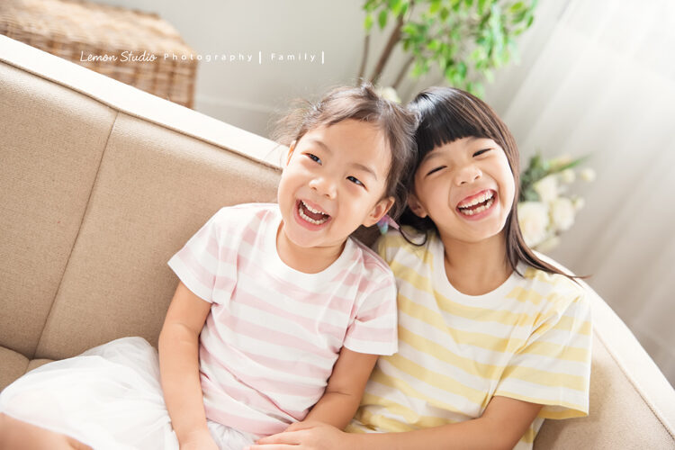 凱西媽麻一家第三次來拍親子攝影，這是姐妹倆的合照！