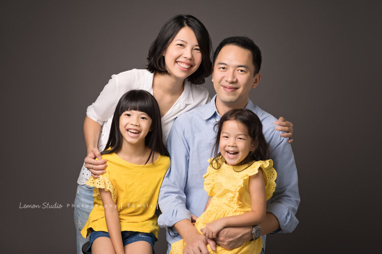 凱西媽麻一家第三次來拍全家福攝影，這張是一家人美好的合照！