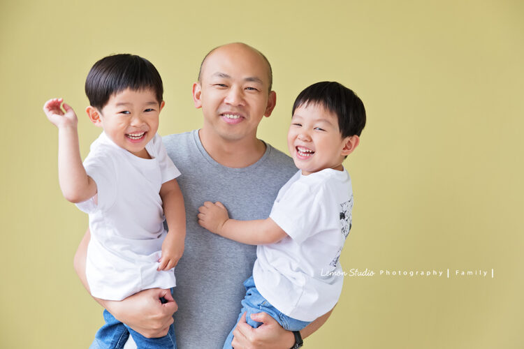 閔惠媽麻一家第三次來拍親子寫真，這張是爸拔和雙胞胎弟弟們！