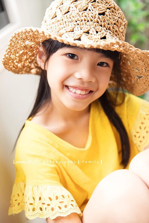 凱西媽麻一家第三次來拍親子寫真，這張是可愛陽光的小姊姊獨照！