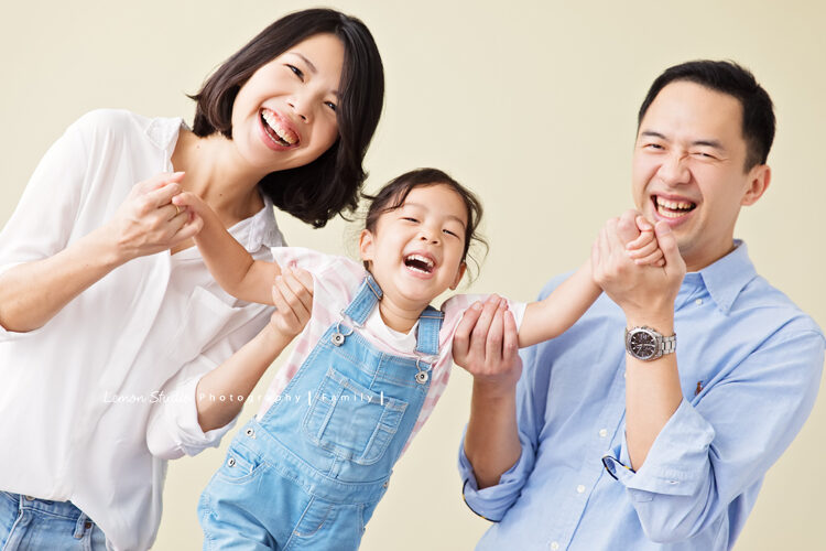 凱西媽麻一家第三次來拍家庭攝影，這張爸拔媽麻與妹妹的互動好美好自然溫馨！