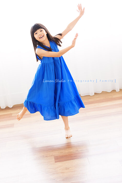 凱西媽麻一家第三次來拍兒童攝影，這張是跳起舞來的姊姊！