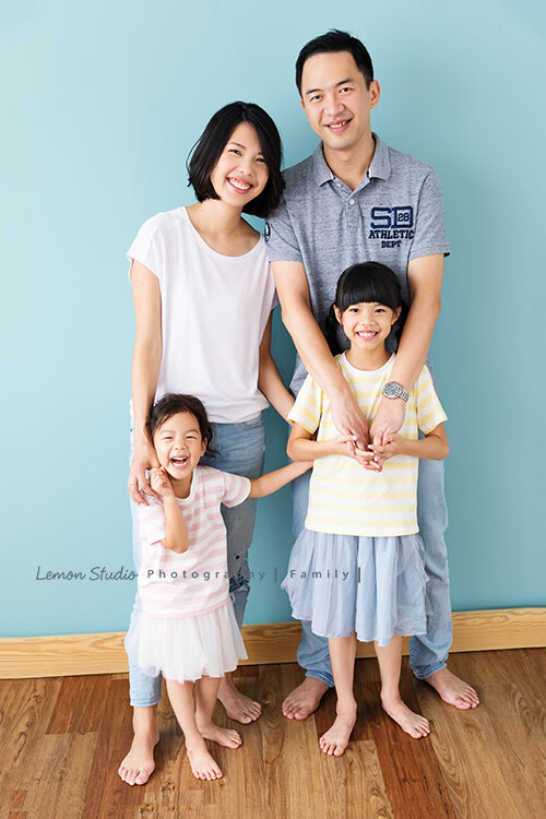 凱西媽麻一家第三次來拍家庭紀念照，這張一家人在鏡頭前很輕鬆自然，拍出很美的一張相片！