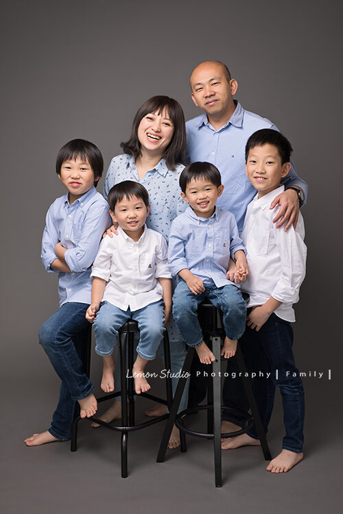 閔惠媽麻一家第三次來拍週年紀念照，這張是熱鬧的一家人的全家福，媽麻笑得好開心！