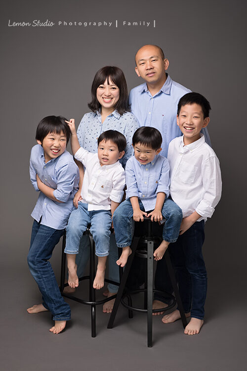 閔惠媽麻一家第三次來拍全家福攝影，這張是一家人的全家福合照，好有戲的一張相片啊！