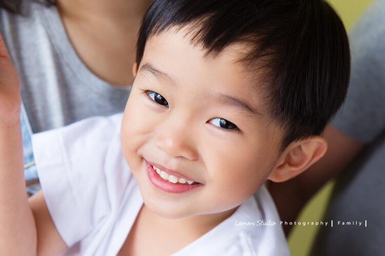 閔惠媽麻一家第三次來拍兒童寫真，這張是可愛的小弟的特寫！