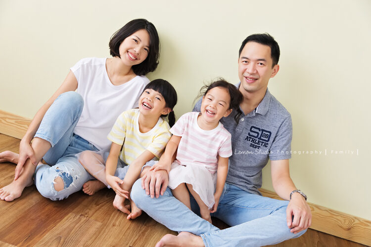 凱西媽麻一家第三次來拍專業家庭攝影，好喜歡這樣全家人自然輕鬆的合照！