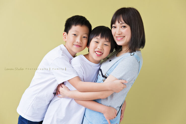 閔惠媽麻一家第三次來拍家庭紀念照，這張是媽麻和大哥二哥的合照！