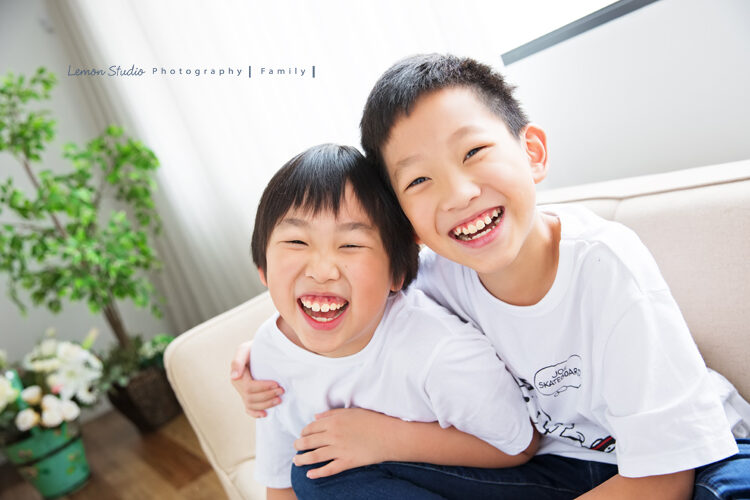 閔惠媽麻一家第三次來拍家庭照，這張是大哥二哥的合照！