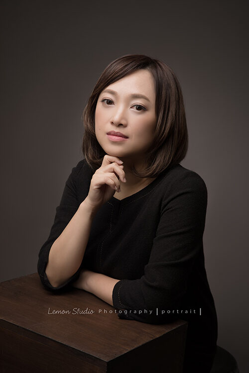 閔惠媽麻的室內設計師專業形象照