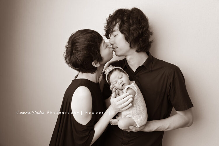 嘉宜媽麻的新生兒寶寶來拍照，這張爸拔媽麻將寶寶抱在手上彼此親親的相片好美，是可以珍藏一輩子的相片！