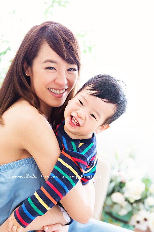 嘉盈媽麻一家來拍寶寶寫真,這張是小漢堡跟媽麻的互動!